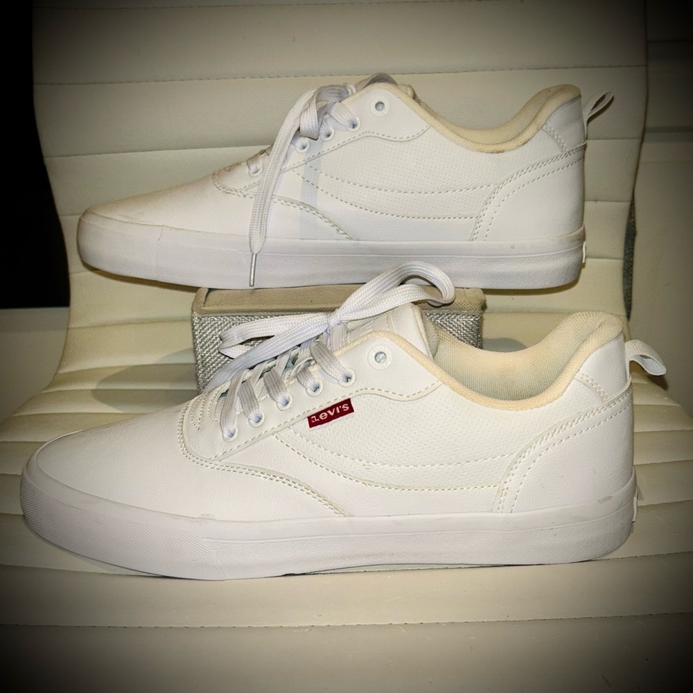 Men’s Levi’s Leather Woodward White Sneakers size 11 great barely used condition